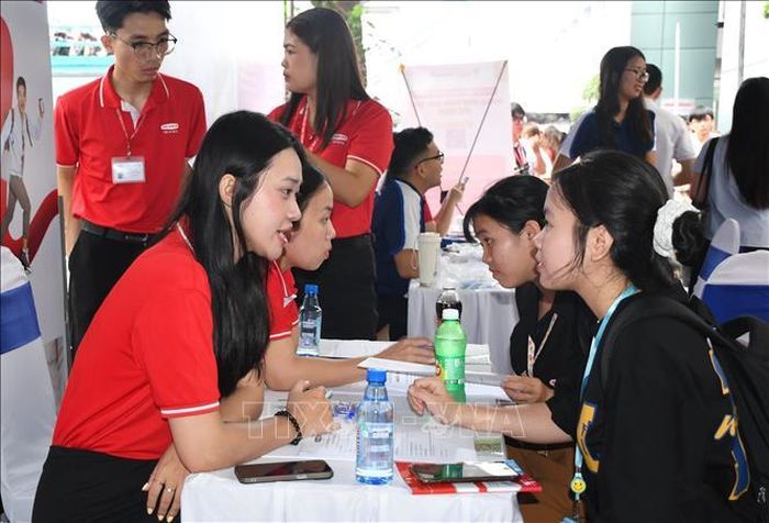 Sinh viên, người lao động tìm việc tại ngày hội tuyển dụng việc làm.