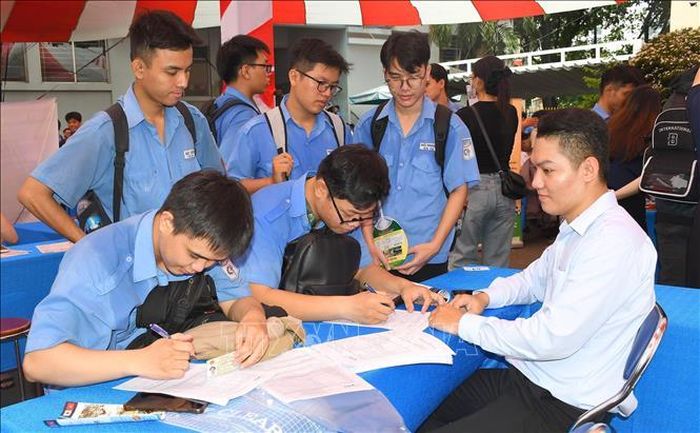 Sinh viên, người lao động tìm việc tại ngày hội tuyển dụng việc làm.