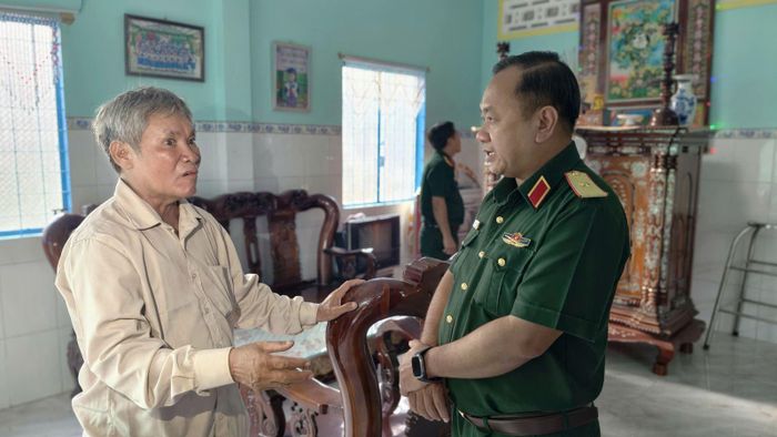 Thiếu tướng Nguyễn Thành Trung, Chính ủy Bộ Tư lệnh TP Hồ Chí Minh đã đến nhà ông Huỳnh Văn Mười để xác minh các thông tin liên quan. Ảnh: ĐV