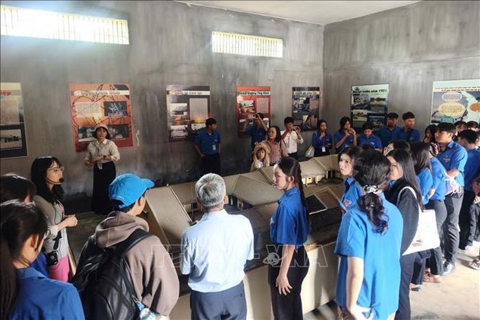 Học sinh cùng các thầy cô và chính quyền địa phương tham quan di tích quốc gia nhà Lao thiếu nhi Đà Lạt.