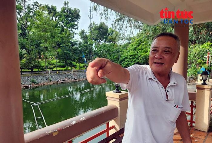Ông Nguyễn Phước Hải chỉ tay về phía khu vực được cho là vị trí chôn tập thể cán bộ, chiến sĩ đã hy sinh trong cuộc Tổng tiến công và nổi dậy Xuân Mậu Thân 1968.