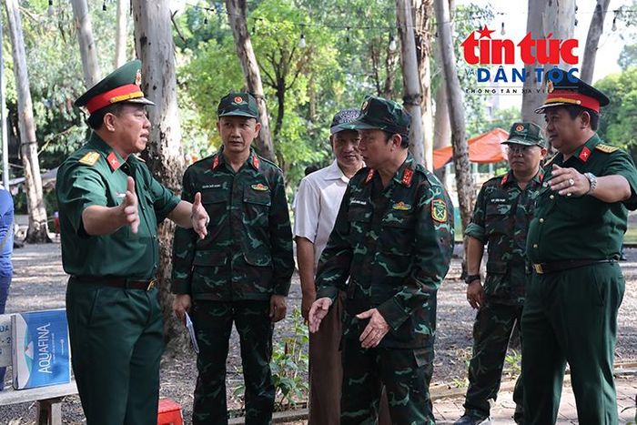 Các đơn vị tổ chức khảo sát thực địa tại Công viên Lê Thị Riêng.