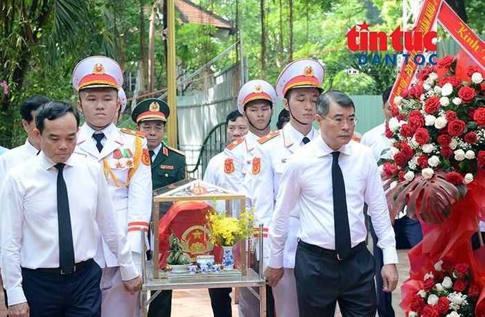 Lãnh đạo Đảng, Nhà nước di quan hài cốt liệt sĩ vào khu vực Nhà tưởng niệm.