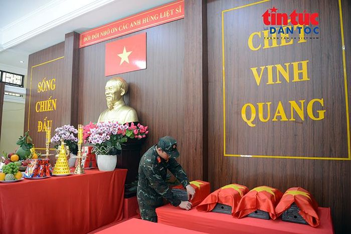Các hài cốt liệt sĩ được đưa vào Nhà tưởng niệm.