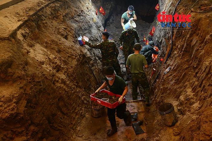 Lực lượng làm nhiệm vụ phát hiện một rãnh chôn tập thể dài khoảng 25 m, rộng khoảng 3 m. Cùng với đó là nhiều di vật của người lính như tăng võng, dép cao su, tăng bộ đội và các hiện vật liên quan được phát hiện.