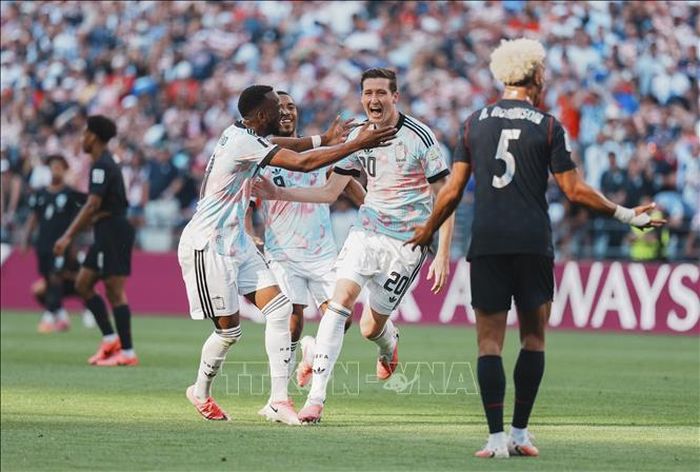 Cầu thủ Hans Vanaken (thứ 2, phải) ăn mừng sau pha ghi bàn gia tăng cách biệt 3-1 cho đội tuyển Bỉ ở phút 57. Ảnh: THX/TTXVN phát.