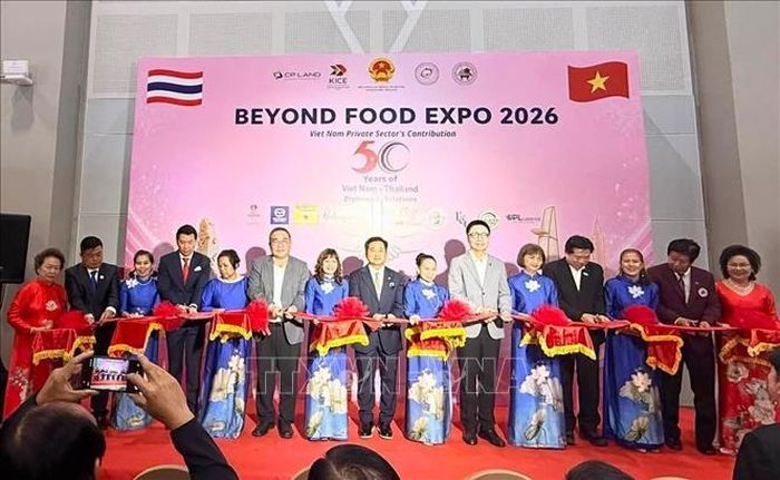 Tổng lãnh sự Việt Nam tại Khon Kaen Đinh Hoàng Linh cùng đại diện doanh nghiệp, Việt kiều cắt băng khai mạc triển lãm. Ảnh: TTXVN phát
