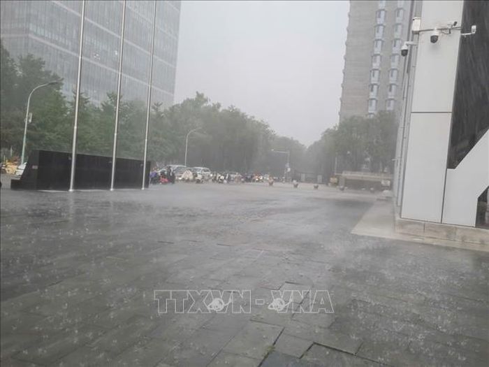 Do ảnh hưởng của bão Maysak kết hợp với hoàn lưu mưa mạnh, Bắc Kinh có mưa to trong chiều 7/7. Ảnh: Quang Hưng/PV TTXVN tại Trung Quốc.