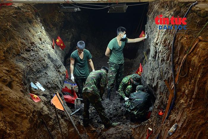 Các chiến sĩ đang tìm kiếm hài cốt liệt sĩ.