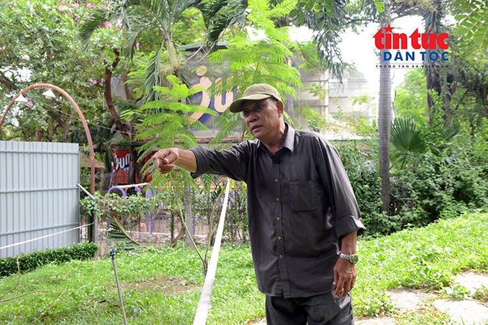 Ông Nguyễn Thanh Hải chỉ về vị trí rãnh mộ có thể kéo dài thêm 25 mét.