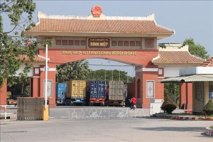 Các phương tiện thực hiện thủ tục thông quan tại Cửa khẩu quốc tế Bình Hiệp (xã Bình Hiệp, Tây Ninh). Ảnh: Bùi Giang/TTXVN