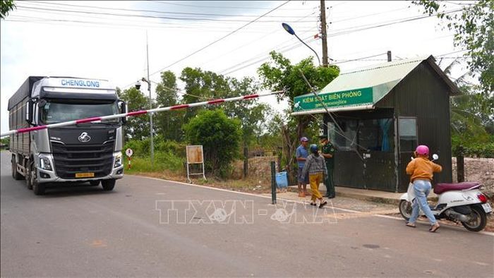 Các phương tiện và người dân lưu thông qua lại khu vực Trạm Biên phòng Cửa khẩu Phước Tân, xã Ninh Điền, tỉnh Tây Ninh. Ảnh: Minh Phú/TTXVN