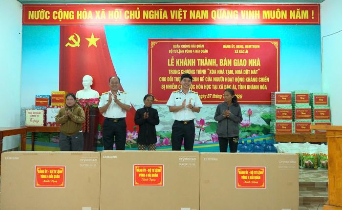 Bộ Tư lệnh Vùng 4 Hải quân trao tặng tivi và quà cho gia đình được bàn giao nhà. Ảnh: Thanh Hoàng