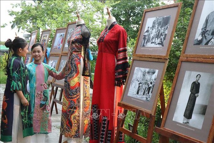 Tham quan Trưng bày, trình diễn “Tri thức may, mặc áo dài Huế”.