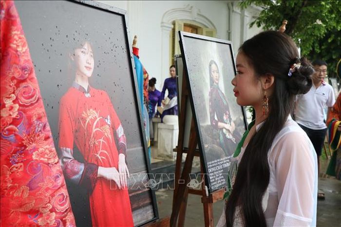 Tham quan Trưng bày, trình diễn “Tri thức may, mặc áo dài Huế”.