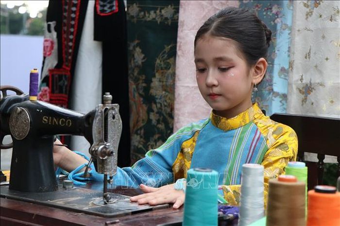 Tham quan Trưng bày, trình diễn “Tri thức may, mặc áo dài Huế”.