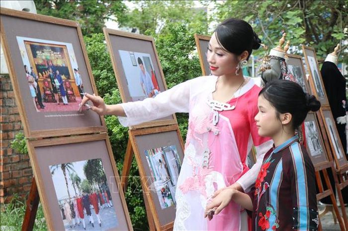 Tham quan Trưng bày, trình diễn “Tri thức may, mặc áo dài Huế”.