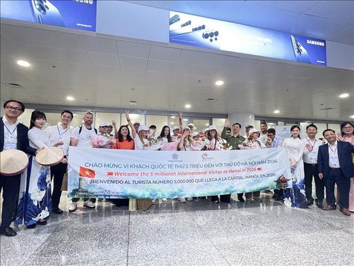 Lãnh đạo ngành du lịch Hà Nội và các đơn vị lữ hành chào đón vị khách quốc tế thứ 5 triệu đến Hà Nội năm 2026 cùng đoàn khách đến từ Tây Ban Nha tại Cảng Hàng không quốc tế Nội Bài. Ảnh: Tuyết Mai/TTXVN