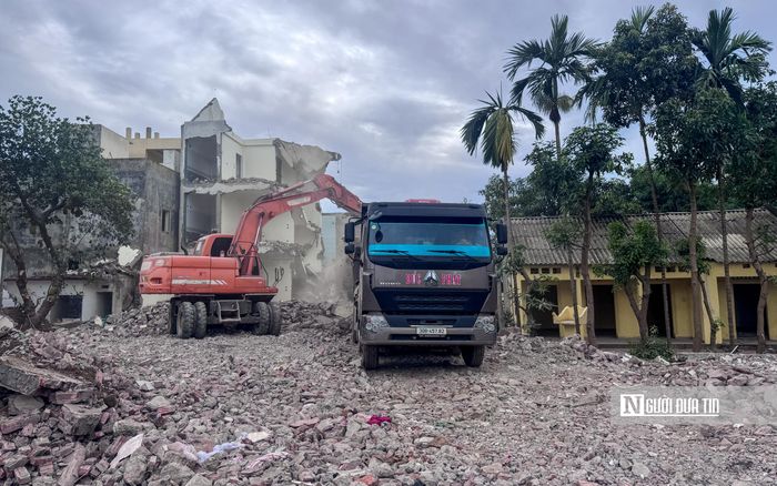 Xe tải cỡ lớn ra vào vận chuyển phế thải xây dựng khỏi phạm vi dự án.