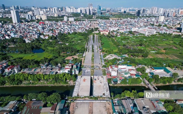 Đoạn đường này được triển khai xây dựng từ nhiều năm trước, song do vướng mắc trong khâu giải phóng mặt bằng nên chậm tiến độ.