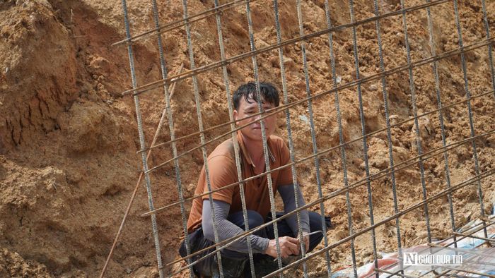Công nhân đang thi công gia cố thành kênh nhằm bảo đảm ổn định lâu dài cho công trình.