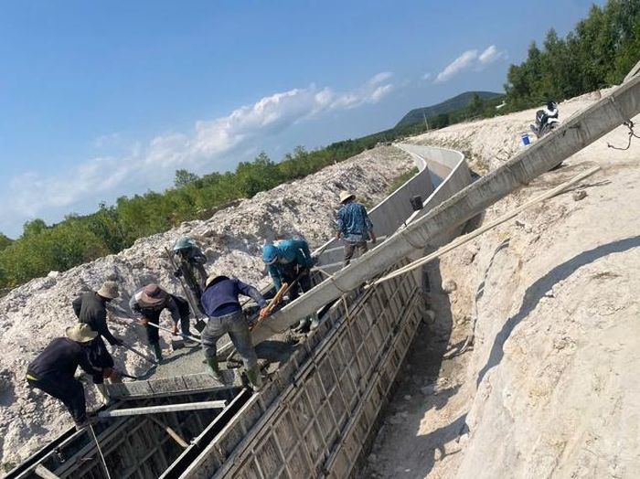 Theo ông Đông, trong quá trình triển khai, dự án chịu ảnh hưởng bởi biến động giá vật liệu, nhiên liệu và nhân công, tuy nhiên, các đơn vị vẫn nỗ lực duy trì thi công liên tục, đảm bảo tiến độ theo hợp đồng.