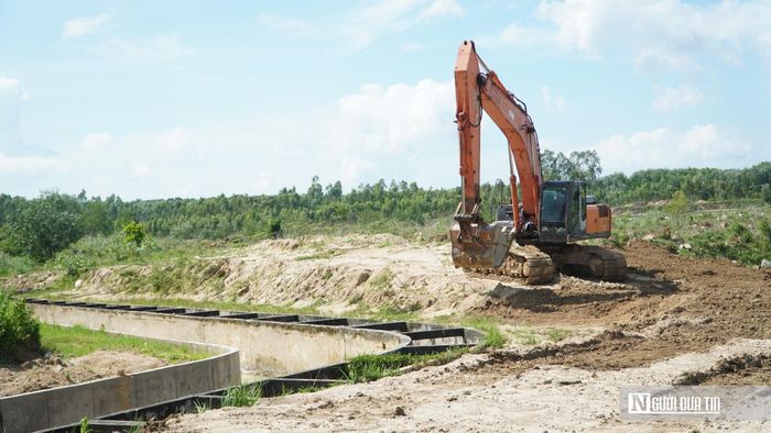 Kênh chính Đông có nhiệm vụ dẫn nước liên tục qua các khu vực địa hình phức tạp.