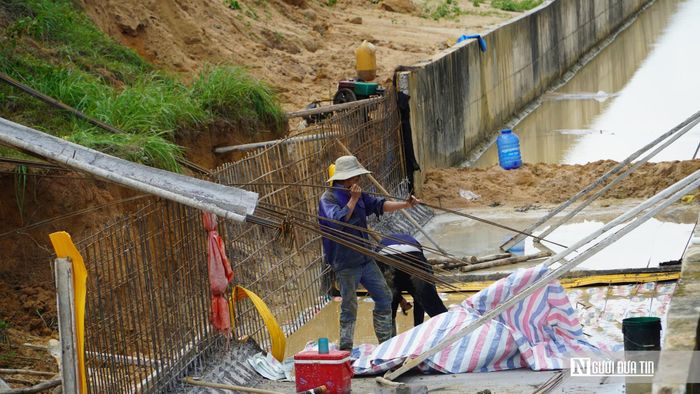 Công nhân đang lắp đặt, hoàn thiện các đốt kênh bê tông cốt thép theo thiết kế, đảm bảo liên kết và độ bền công trình.