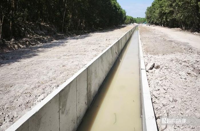 Đại diện Ban QLDA - ĐTXD số 2 cho biết, tiến độ thực hiện dự án được phê duyệt kết thúc năm 2027, tuy nhiên, chủ đầu tư đã chỉ đạo các đơn vị liên quan tập trung đẩy nhanh tiến độ cố gắng phấn đấu hoàn thành toàn bộ công trình trong năm 2026, nhằm phục vụ tưới, tiêu, cấp nước sinh hoạt cho người dân vùng dự án.