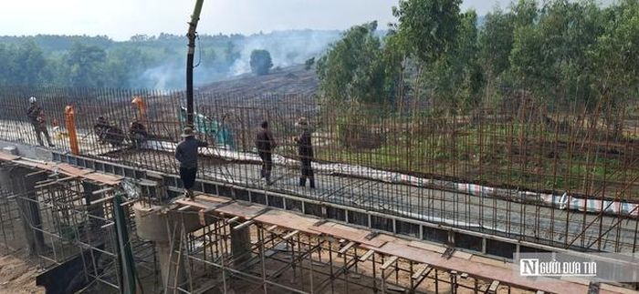 Các hạng mục cầu máng đang được đẩy nhanh tiến độ.