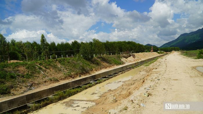 Trao đổi với PV, ông Nguyễn Ngọc Đông - Phó Giám đốc Ban QLDA Đầu tư xây dựng số 2 - cho biết: "Dự án có tổng mức đầu tư 212,87 tỷ đồng. Đến nay, dự án đã đạt khoảng 80% khối lượng, tương ứng 25,5/32 km tuyến kênh đã hoàn thành. Các hạng mục chính như kênh chính Đông và kênh chuyển nước cơ bản đã hình thành rõ ràng. Chúng tôi đang tập trung chỉ đạo nhà thầu đẩy nhanh tiến độ các hạng mục còn lại, đặc biệt là cầu máng, cầu ô tô và các đoạn kênh chưa hoàn thiện".
