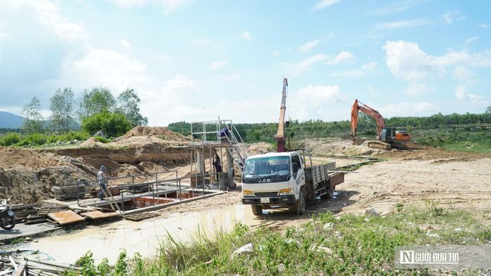 Theo ghi nhận của PV Người Đưa Tin, những ngày đầu tháng 7/2026, không khí thi công tại dự án rất khẩn trương. Máy móc và nhân lực được huy động tối đa để bám sát tiến độ hợp đồng.
