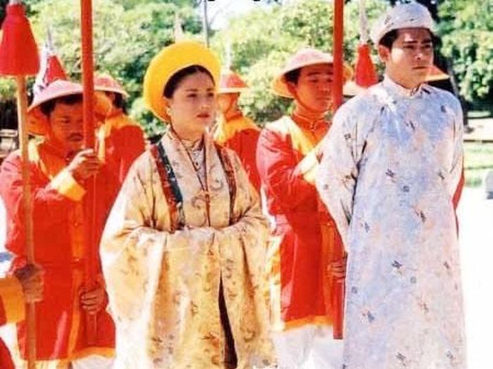 Bộ phim truyền hình Ngọn Nến Hoàng Cung được lên sóng năm 2004.