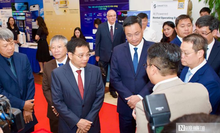 Phó Thủ tướng Nguyễn Văn Thắng cùng các đại biểu tham quan các mô hình công nghệ được giới thiệu tại Tuần lễ Kinh tế, Tài chính và Công nghệ Đà Nẵng năm 2026.