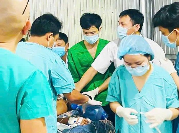 Ê- kíp các y bác sĩ Bệnh viện Trung ương Huế khẩn trương cấp cứu nạn nhân.