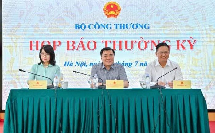 Thứ trưởng Bộ Công Thương Nguyễn Sinh Nhật Tân chủ trì họp báo thường kỳ.