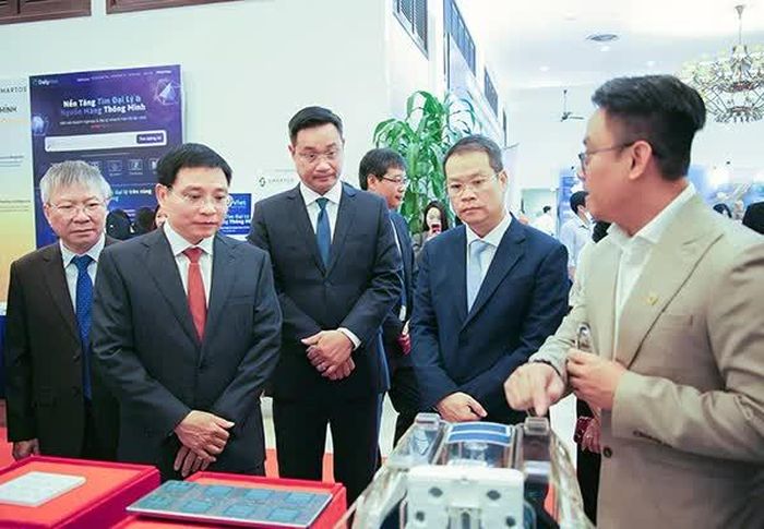 Phó Thủ tướng Nguyễn Văn Thắng (cà vạt đỏ) cùng lãnh đạo TP Đà Nẵng tham quan sản phẩm vi mạch bán dẫn của doanh nghiệp trên địa bàn trưng bày tại DBFTW2026.