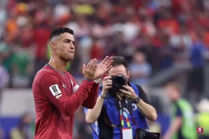 Cristiano Ronaldo bật khóc sau trận thua tuyển Tây Ban Nha, chính thức khép lại sự nghiệp tham dự World Cup. Ảnh: AFP/Zaobao.
