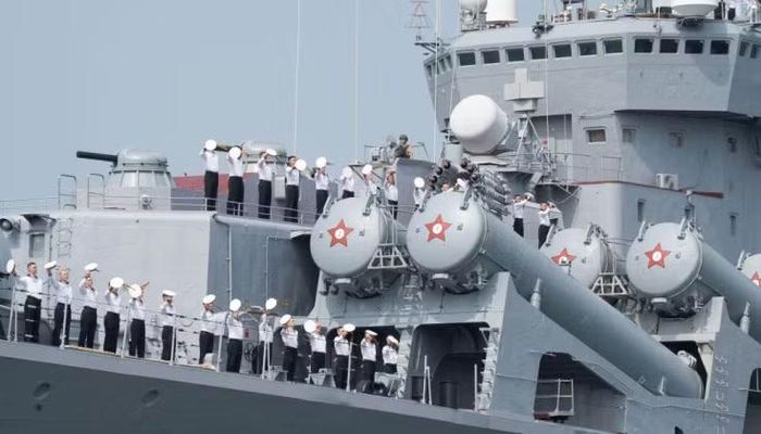 Các binh sĩ hải quân Nga trên tàu Varyag khi tàu cập cảng Thanh Đảo. Ảnh: MW.