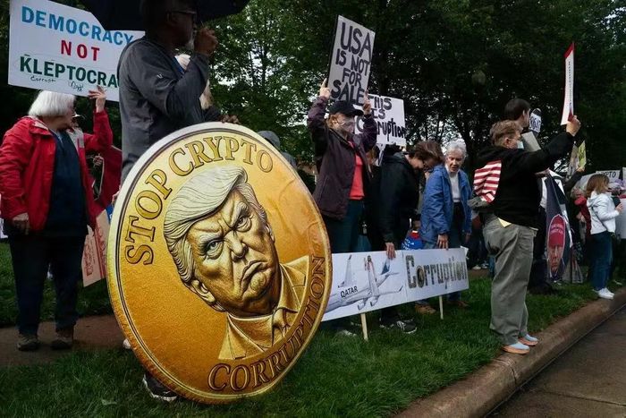 Những người biểu tình bên ngoài Câu lạc bộ Golf Quốc gia Trump ở Sterling, Virginia, trước bữa tối riêng dành cho các nhà đầu tư vào token tiền mã hóa của Tổng thống Donald Trump hồi tháng 5 năm ngoái. Ảnh: NYTimes.