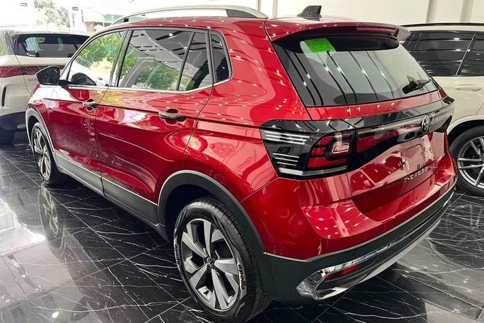 Phần đuôi Volkswagen T-Cross Luxury với cụm đèn hậu LED và thiết kế gọn gàng, phù hợp nhu cầu di chuyển trong đô thị. Ảnh: Đăng Nguyên.