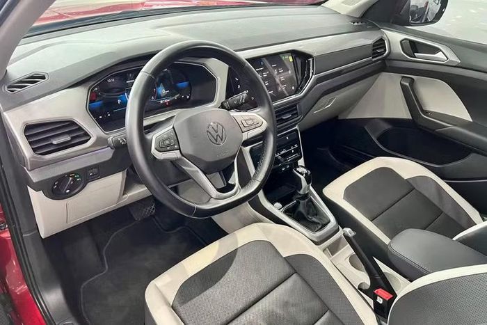 Khoang lái Volkswagen T-Cross Luxury có đồng hồ kỹ thuật số, màn hình trung tâm 10,1 inch và cần số cơ truyền thống. Ảnh: Đăng Nguyên.