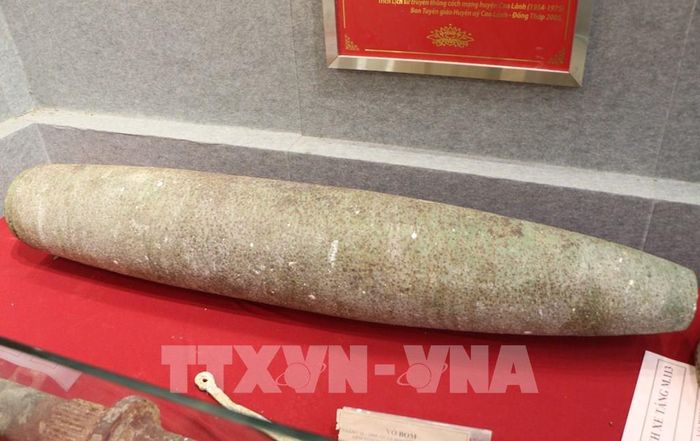 Hiện vật được trưng bày tại khu di tích. Ảnh: Hồng Thái - TTXVN