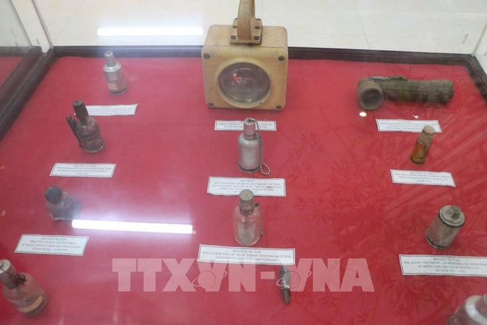 Hiện vật được trưng bày tại khu di tích. Ảnh: Hồng Thái - TTXVN