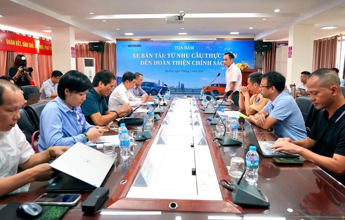 Ông Nguyễn Đức Thắng, Phó tổng biên tập Báo Xây dựng phát biểu khai mạc tọa đàm.