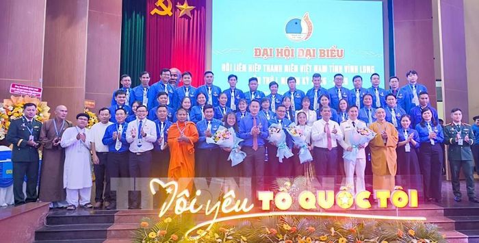 Lãnh đạo Trung hương Hội LHTN và lãnh đạo tỉnh Vĩnh Long chúc mừng Ủy ban Hội LHTN Việt Nam tỉnh Vĩnh Long khóa I, nhiệm kỳ 2026 - 2029. Ảnh: Huỳnh Phúc Hậu - TTXVN