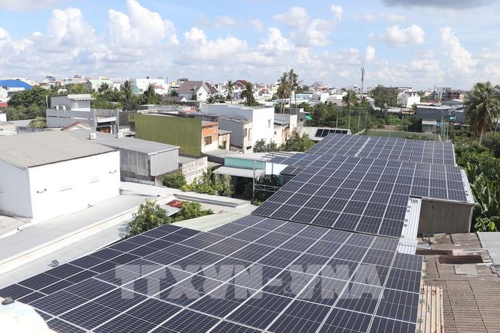 Hê thống điện mặt trời tự sản xuất, tự tiêu thụ tại nhà hộ dân Phường Tân Thành, tỉnh Cà Mau. Ảnh: Tuấn Phi - TTXVN 