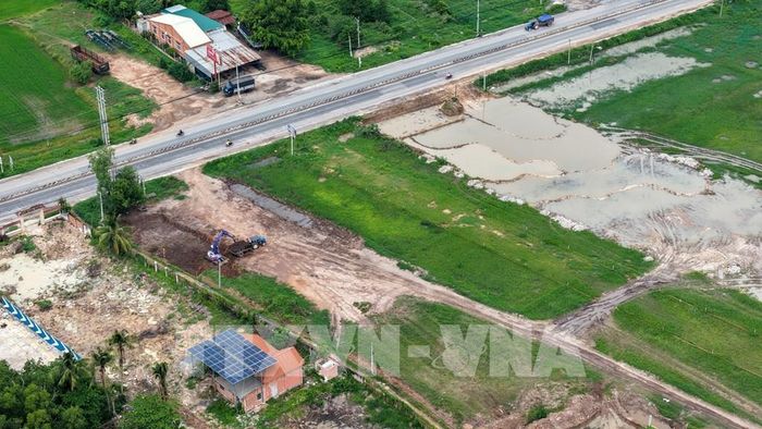 Toàn cảnh khu vực đất nền và đất nông nghiệp có dấu hiệu bị khai thác trái phép, thuộc đường dẫn lên tuyến cao tốc Thành phố Hồ Chí Minh - Mộc Bài địa bàn xã Bến Cầu, tỉnh Tây Ninh. Ảnh: Minh Phú - TTXVN