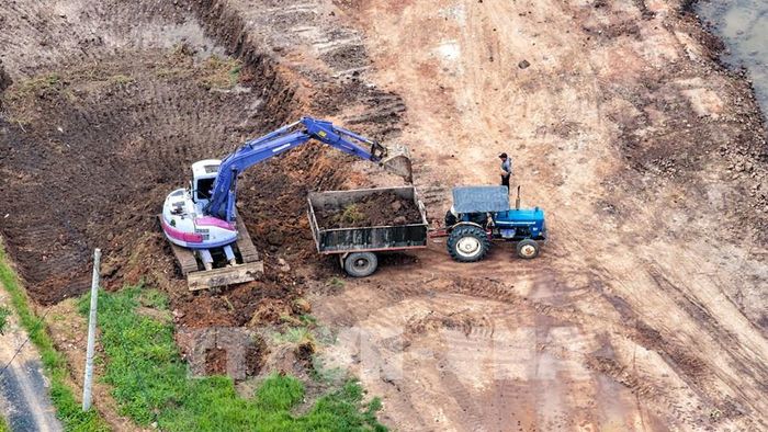 Phương tiện cơ giới hoạt động tại khu vực có dấu hiệu khai thác đất trái phép tại Dự án thành phần 4 của đường cao tốc Thành phố Hồ Chí Minh - Mộc Bài, đoạn qua xã Bến Cầu (Tây Ninh). Ảnh: Minh Phú - TTXVN