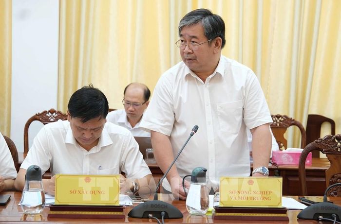 Giám đốc Sở Nông nghiệp và Môi trường thành phố Cần Thơ Ngô Thái Chân báo cáo các nội dung nhiệm vụ của ngành Nông nghiệp 6 tháng cuối năm 2026. Ảnh: Thanh Liêm - TTXVN